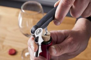 Otvárač na víno čašnícky s dvojitým kĺbom