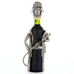 Kovový stojan na víno s motívom Hasič, Promitor Vinorum | regioWine