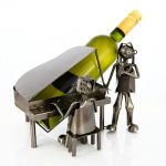 Kovový stojan na víno s motívom Klavirista a specák, Promitor Vinorum | regioWine