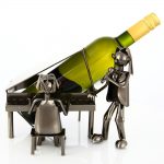 Kovový stojan na víno s motívom Klavirista a specák, Promitor Vinorum | regioWine