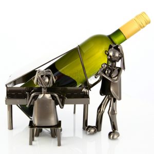 Kovový stojan na víno s motívom Klavirista a specák, Promitor Vinorum | regioWine