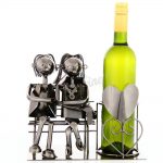 Kovový stojan na víno s motívom Milenci, Promitor Vinorum | regioWine