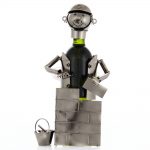 Kovový stojan na víno s motívom Murár, Promitor Vinorum | regioWine