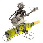 Kovový stojan na víno s motívom Sediaci gitarista, Promitor Vinorum | regioWine