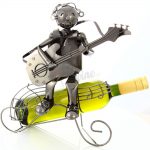 Kovový stojan na víno s motívom Sediaci gitarista, Promitor Vinorum | regioWine
