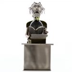 Kovový stojan na víno s motívom Sekretárka, Promitor Vinorum | regioWine