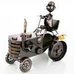 Kovový stojan na víno s motívom Traktorista, Promitor Vinorum | regioWine