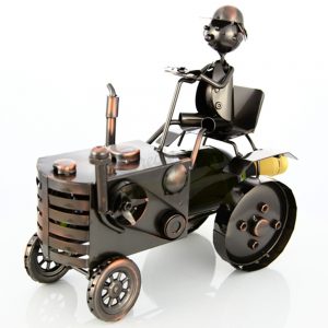 Kovový stojan na víno s motívom Traktorista, Promitor Vinorum | regioWine