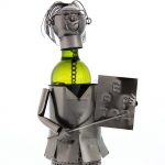 Kovový stojan na víno s motívom Učiteľ s tabuľou, Promitor Vinorum | regioWine