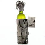 Kovový stojan na víno s motívom Učiteľ s tabuľou, Promitor Vinorum | regioWine