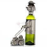 Kovový stojan na víno s motívom Záhradník s kosačkou, Promitor Vinorum | regioWine