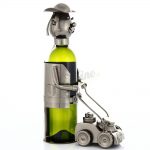 Kovový stojan na víno s motívom Záhradník s kosačkou, Promitor Vinorum | regioWine