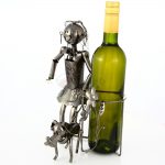 Kovový stojan na víno s motívom Dievča so psom, Promitor Vinorum | regioWine