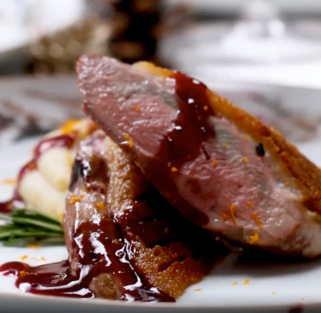 Recept: Prudko opečené kačacie prsia s červeným vínom, pomarančom a olivovým olejom | regioWine