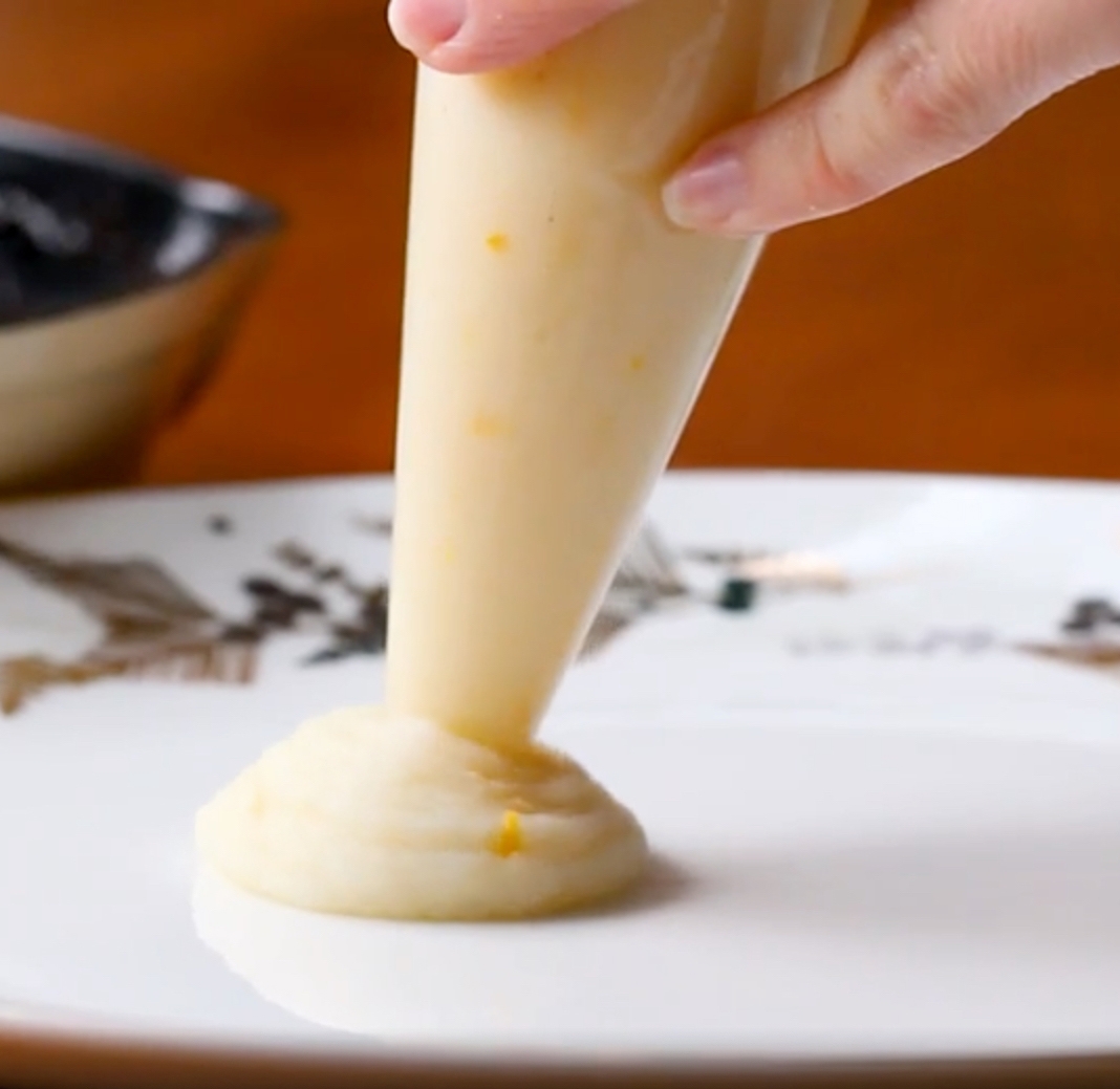 Recept: Prudko opečené kačacie prsia s červeným vínom, pomarančom a olivovým olejom | regioWine