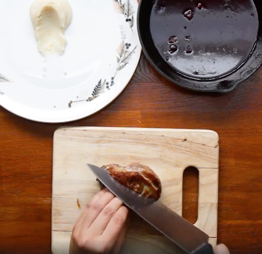 Recept: Prudko opečené kačacie prsia s červeným vínom, pomarančom a olivovým olejom | regioWine