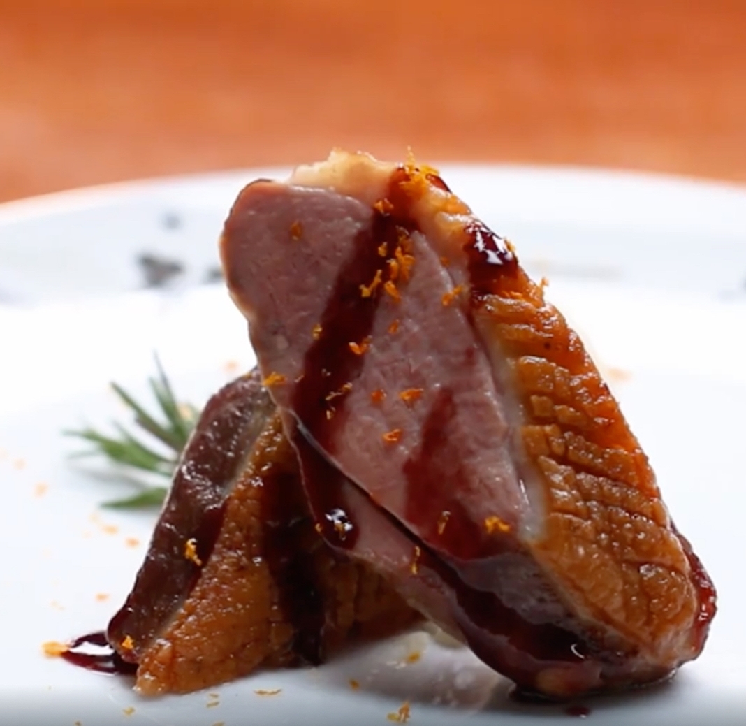 Recept: Prudko opečené kačacie prsia s červeným vínom, pomarančom a olivovým olejom | regioWine