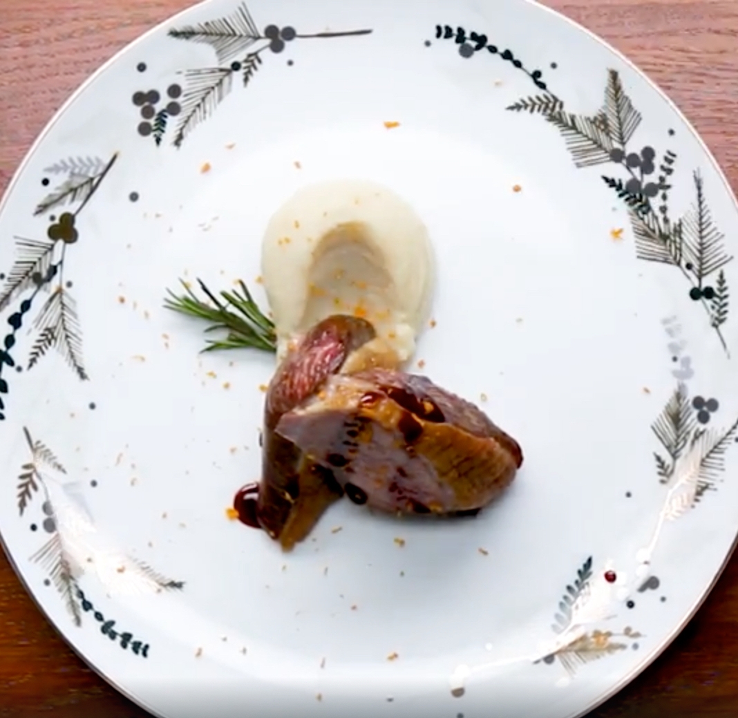 Recept: Prudko opečené kačacie prsia s červeným vínom, pomarančom a olivovým olejom | regioWine