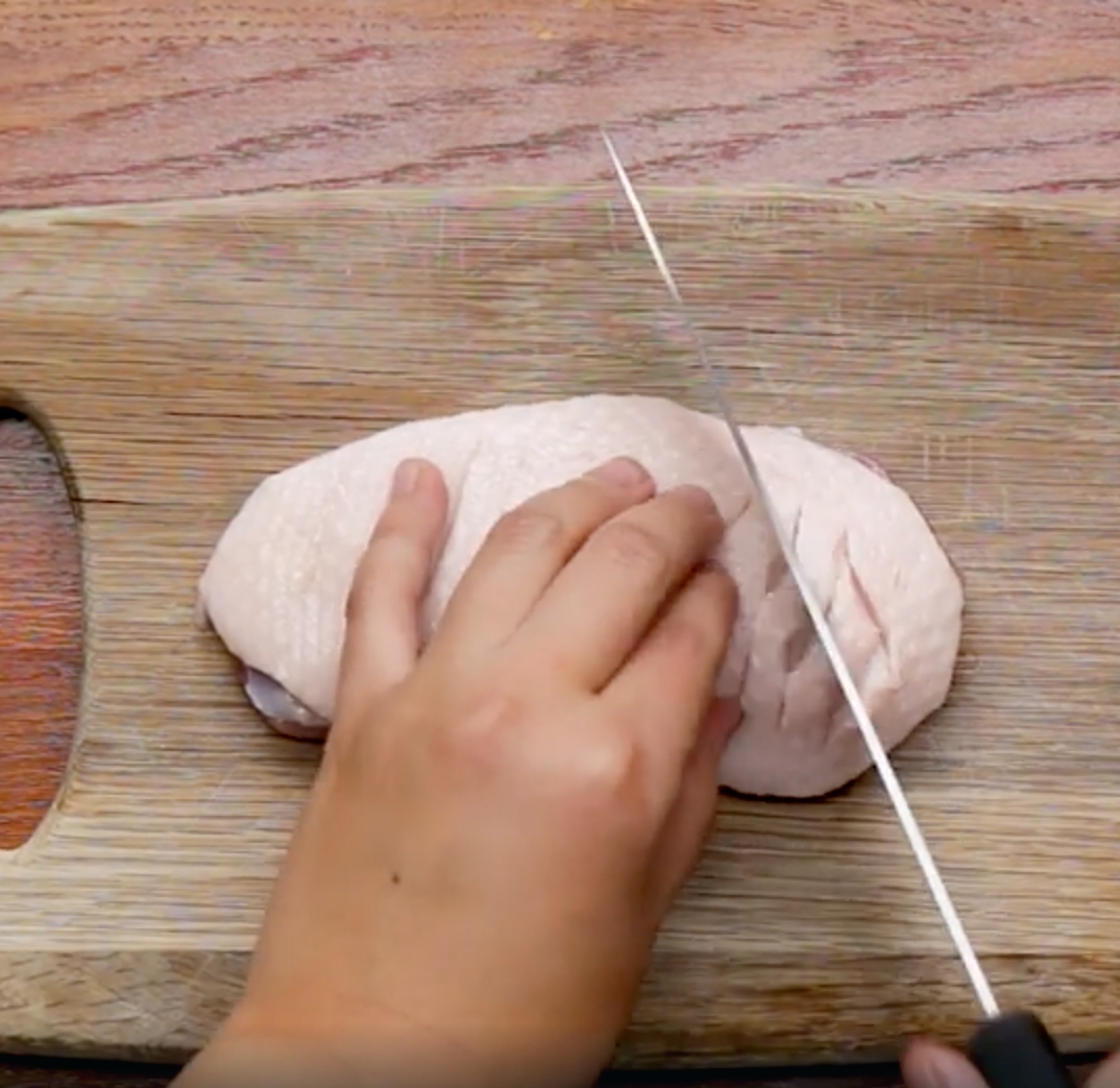 Recept: Prudko opečené kačacie prsia s červeným vínom, pomarančom a olivovým olejom | regioWine