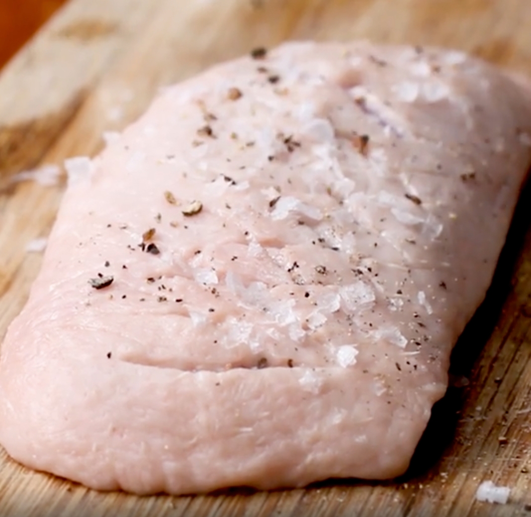 Recept: Prudko opečené kačacie prsia s červeným vínom, pomarančom a olivovým olejom | regioWine