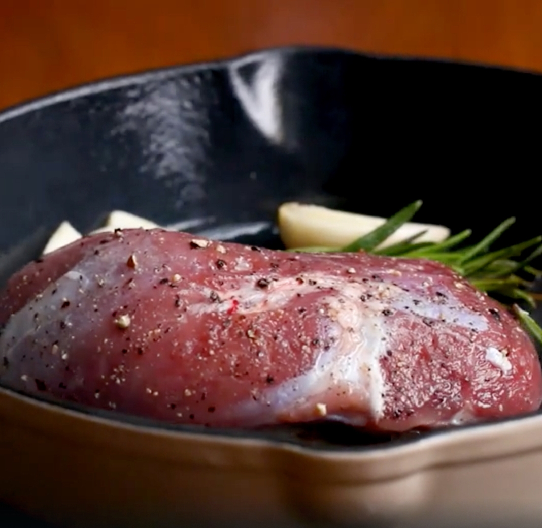 Recept: Prudko opečené kačacie prsia s červeným vínom, pomarančom a olivovým olejom | regioWine