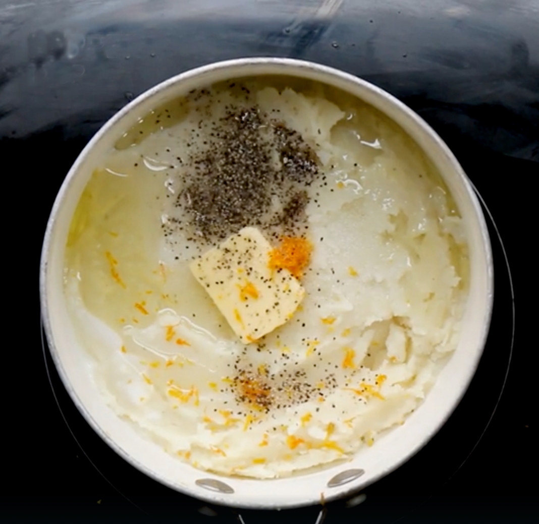 Recept: Prudko opečené kačacie prsia s červeným vínom, pomarančom a olivovým olejom | regioWine